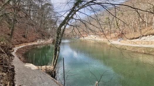 Il sentiero lungo il lago dei Pini