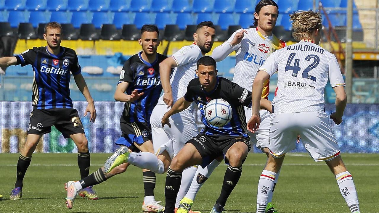 Un'azione di gioco durante Pisa-Lecce (Foto Fabio Muzzi)