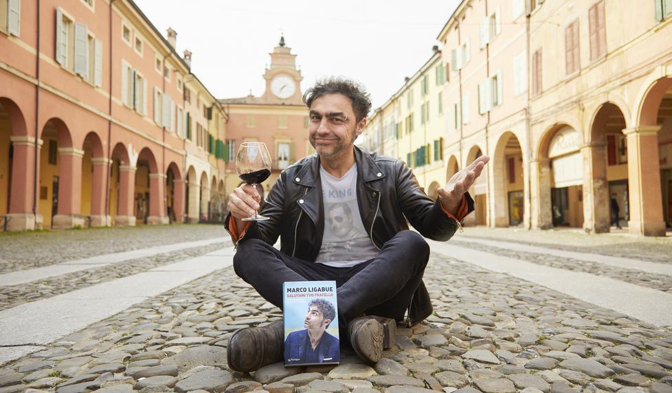 Marco Ligabue diventa scrittore e si racconta: «La musica, la nebbia, l’Emilia e mio fratello maggiore, il Liga» 