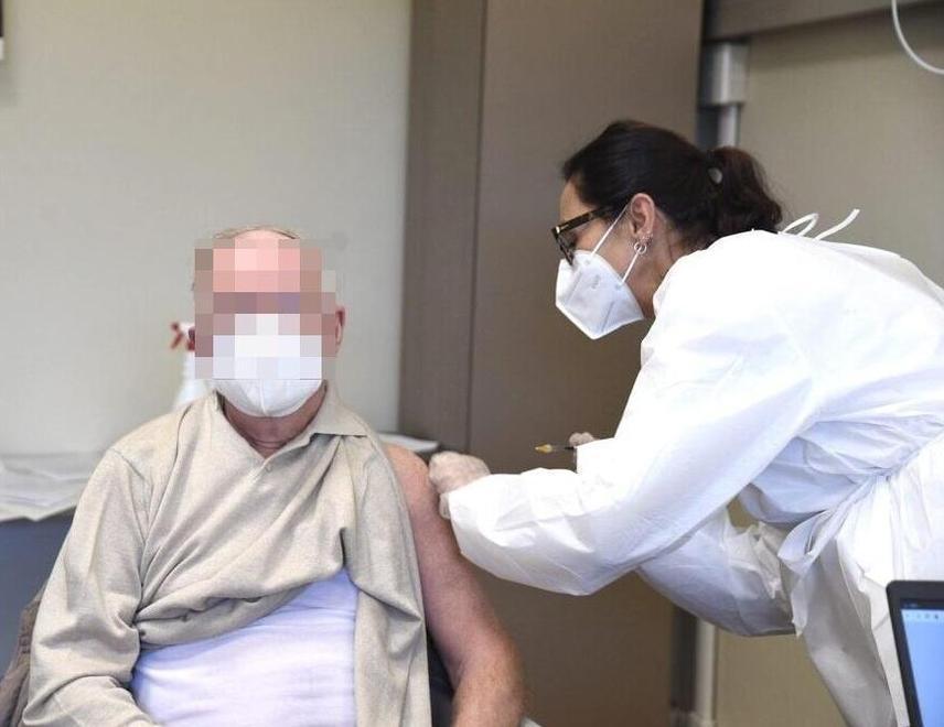 Vaccini, quasi mille al giorno. Seduta di Pasquetta a Campo di Marte 