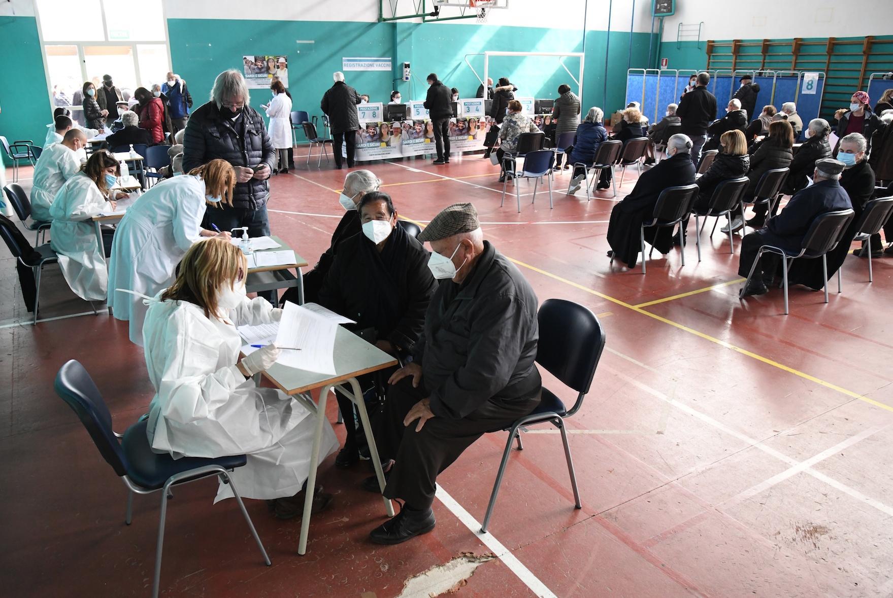 Vaccini in Sardegna, si parte con i 70enni. Ma nel giorno di Pasqua solo 39 dosi