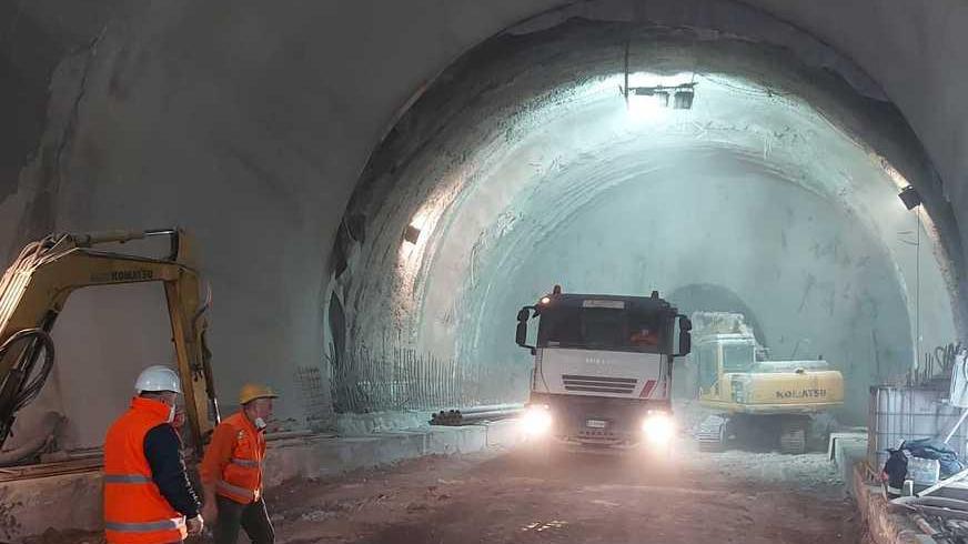 Nuovi segnali di dissesto a Serravalle, stop ai lavori alla galleria ferroviaria