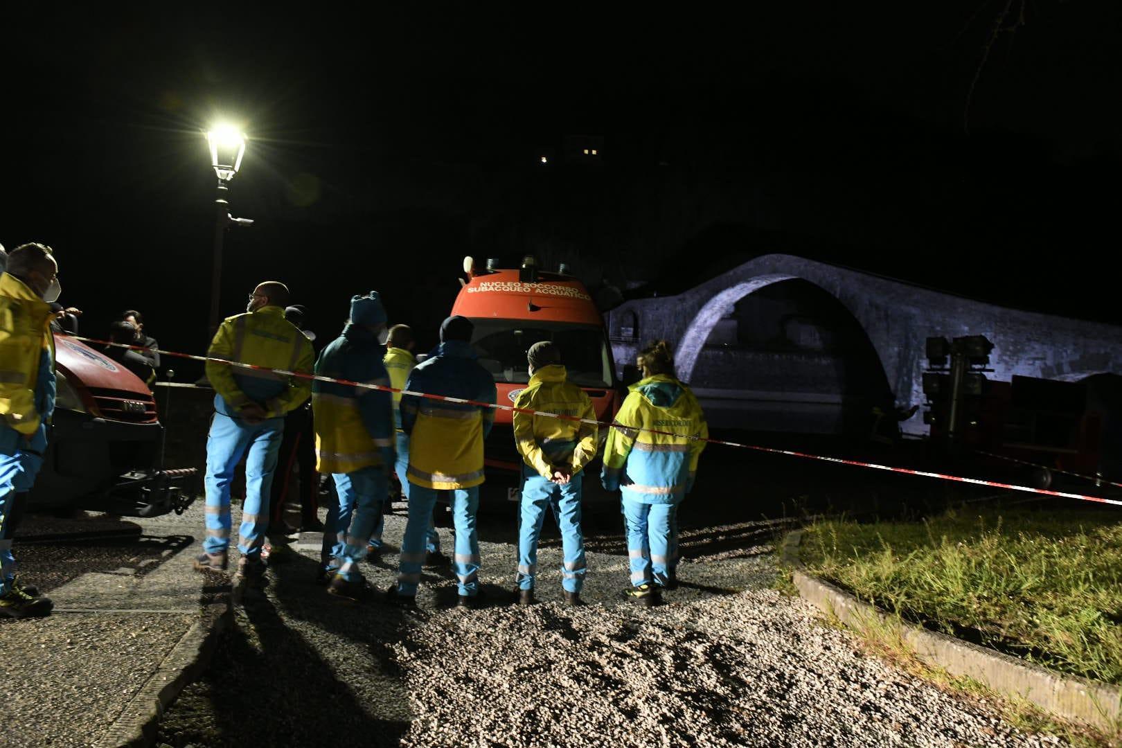 I soccorritori nei pressi del Ponte del Diavolo