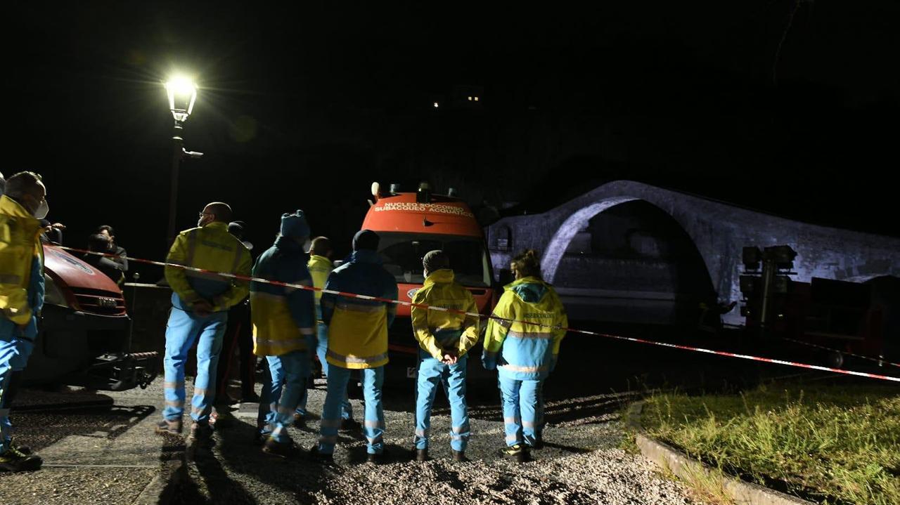 I soccorritori nei pressi del Ponte del Diavolo