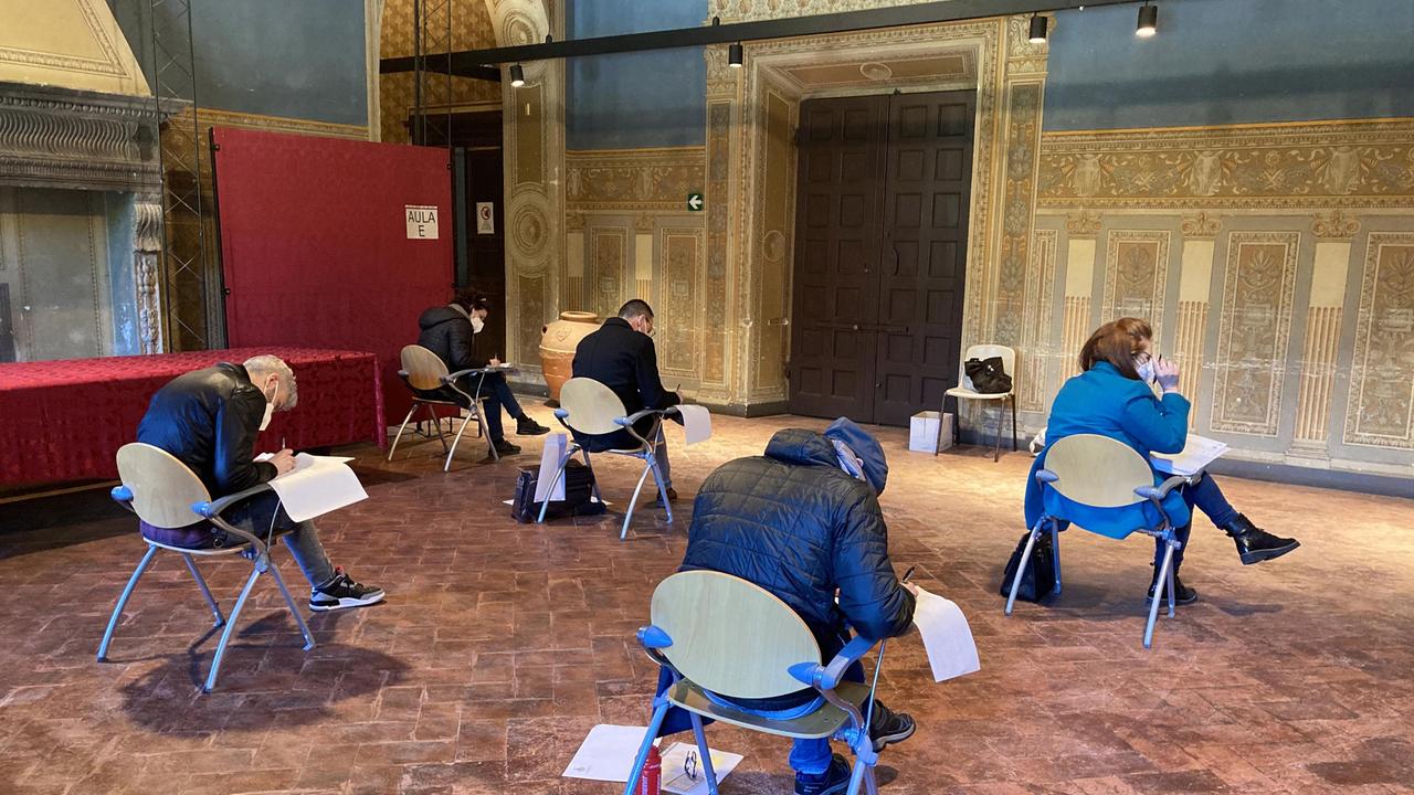 Un momento del concorso organizzato tempo fa dal Comune di Rosignano all'interno del Castello Pasquini (foto Michele Falorni/Silvi)