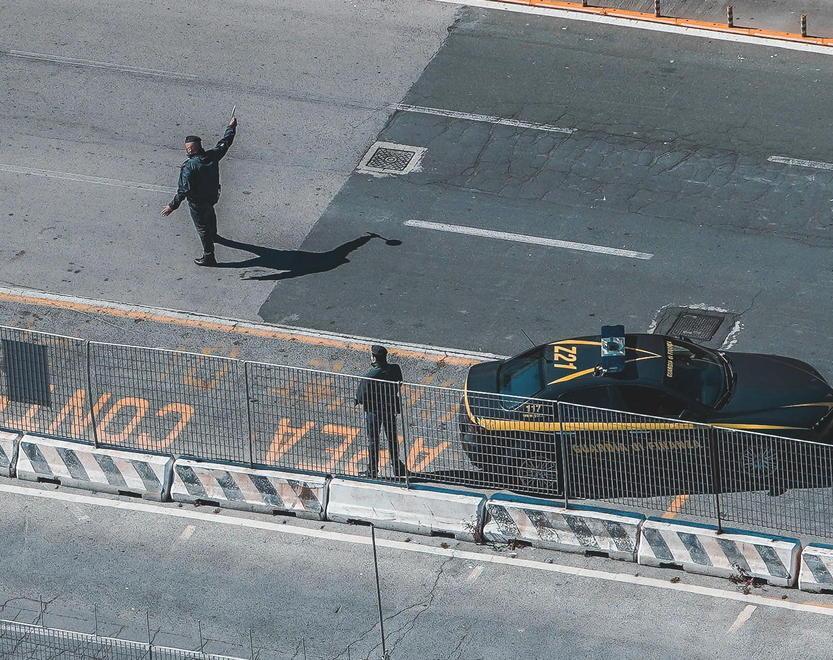 Un posto di blocco della guardia di finanza (foto Marzi)