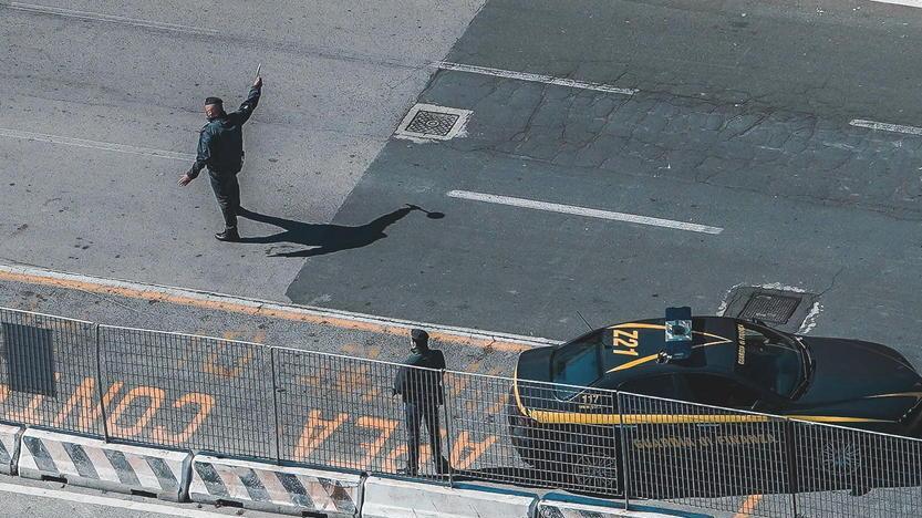 Un posto di blocco della guardia di finanza (foto Marzi)