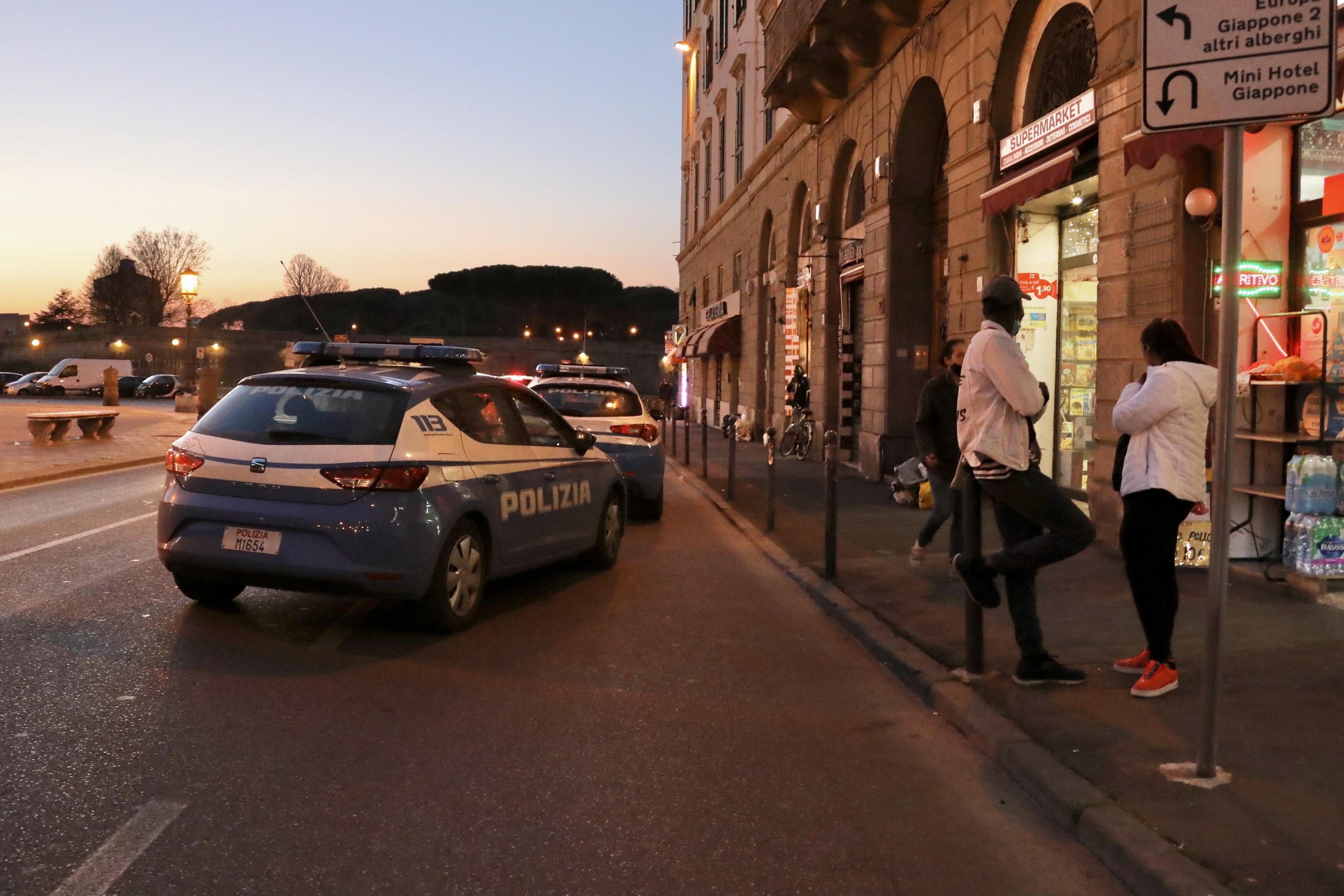Una volante della polizia di Stato (foto Marzi)