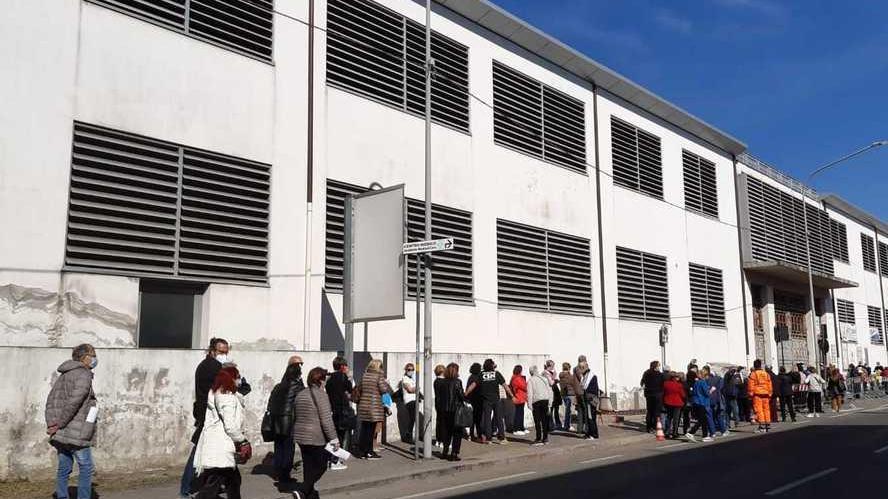 Covid: sette vittime, si abbassa l’età media. Tutti in coda per il vaccino all’ex Creaf