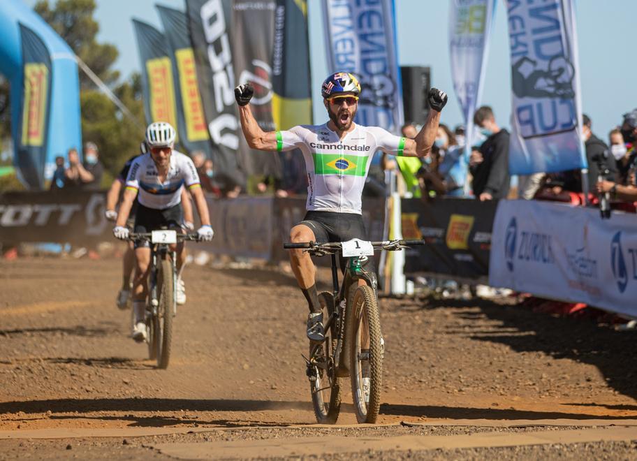 Avancini, volata da leggenda all'Elba: che duello con Schurter. Le immagini