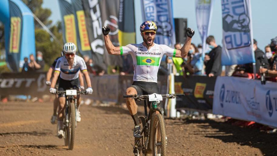 Avancini, volata da leggenda all'Elba: che duello con Schurter. Le immagini