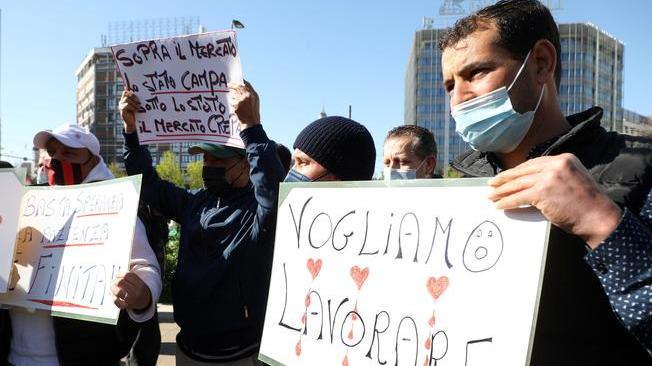Covid: a Milano la protesta di ambulanti e bus turistici