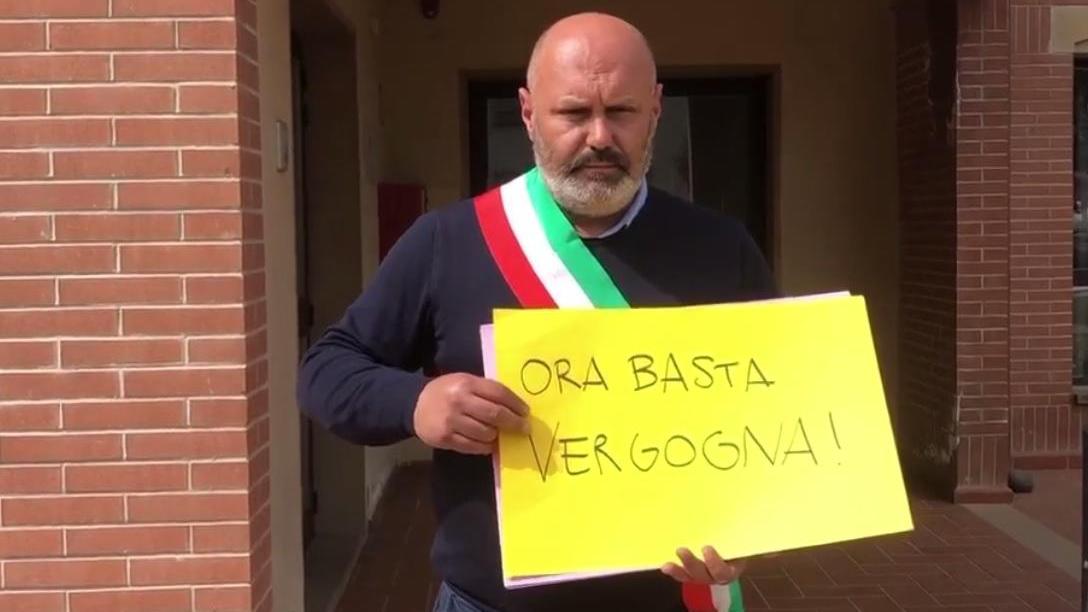 La protesta del sindaco di Cecina Samuele Lippi di fronte all'immobile di via Pertini