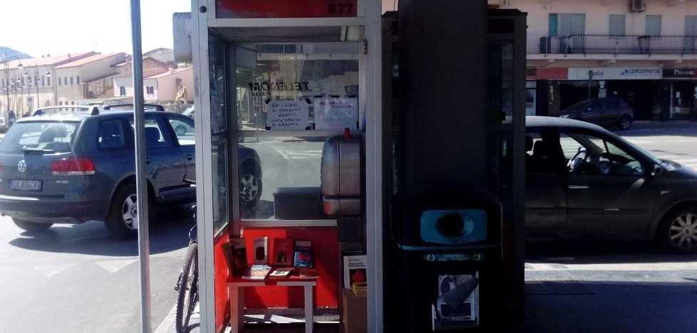 La vecchia cabina della Telecom si è trasformata in una mini libreria 