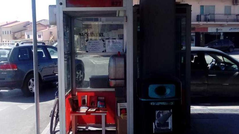La vecchia cabina della Telecom si è trasformata in una mini libreria