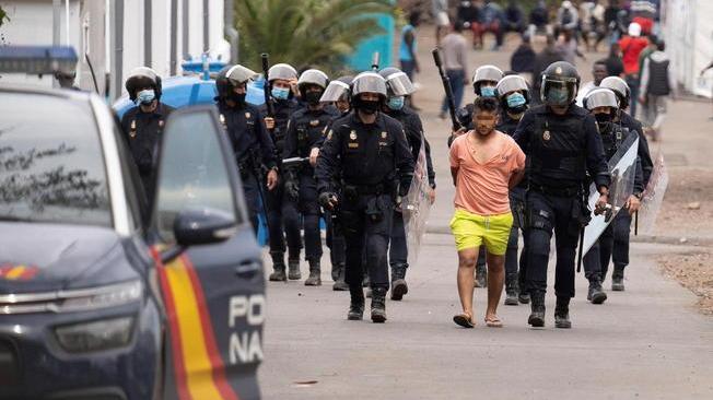 Migranti: scontri in campo Tenerife, 8 arresti e feriti