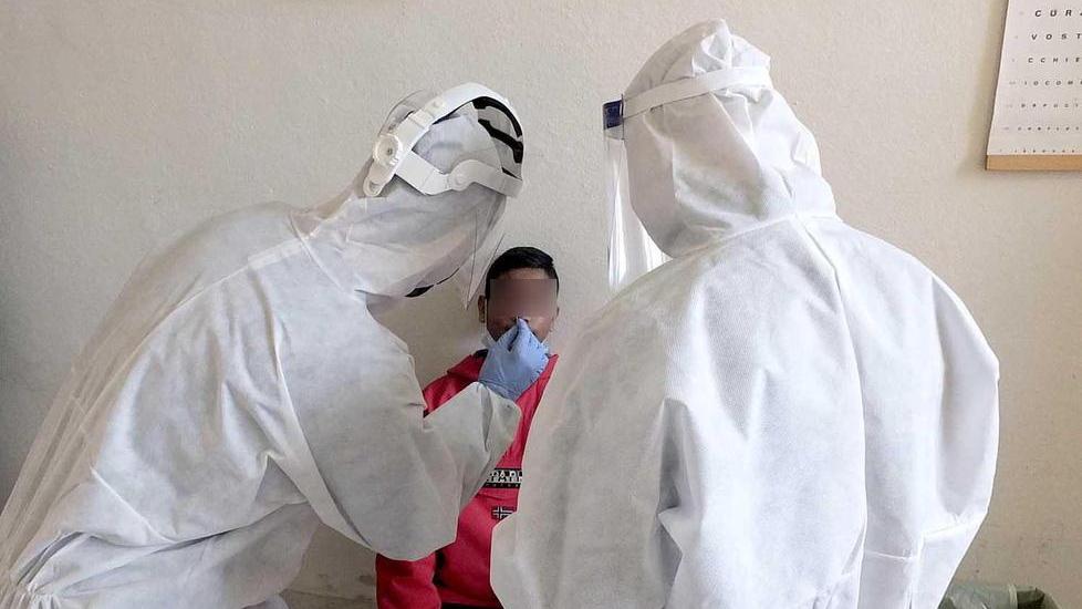 Operatori sanitari eseguono un tampone rapido