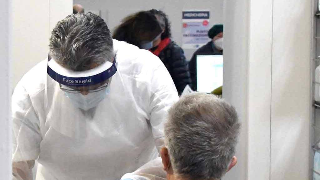Associazioni in campo per prenotare il vaccino anti-Covid