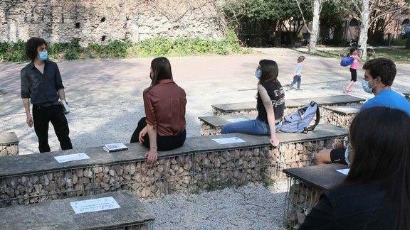 Costituzione e sport nel parco per ribellarsi alle lezioni a distanza