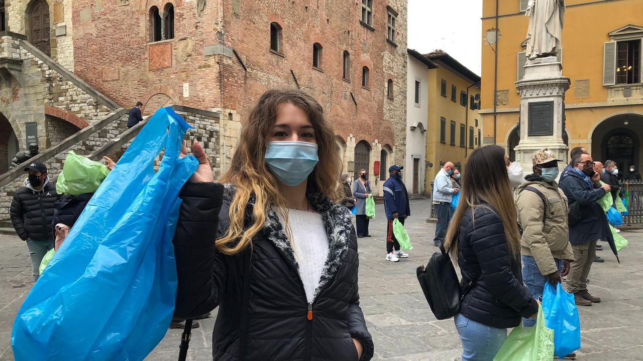 La protesta dei commercianti in piazza del Comune a Prato (foto Batavia)