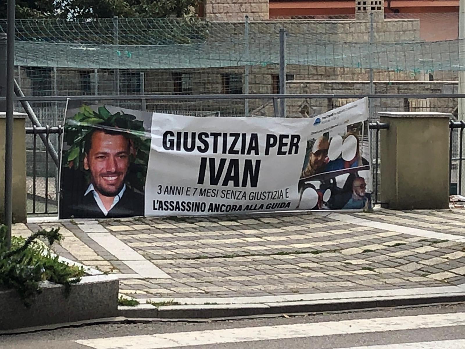Lo striscione appeso davanti al tribunale dal padre di Ivan Valente, vittima di un incidente
