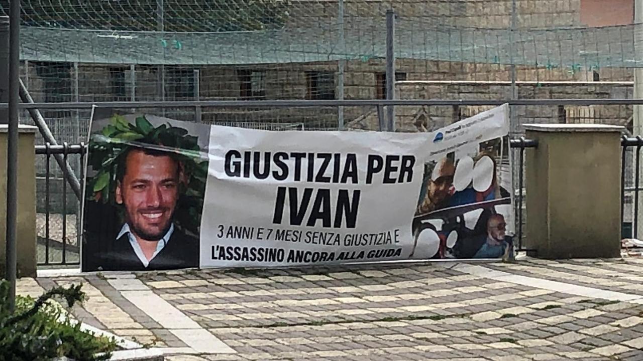 Lo striscione appeso davanti al tribunale dal padre di Ivan Valente, vittima di un incidente