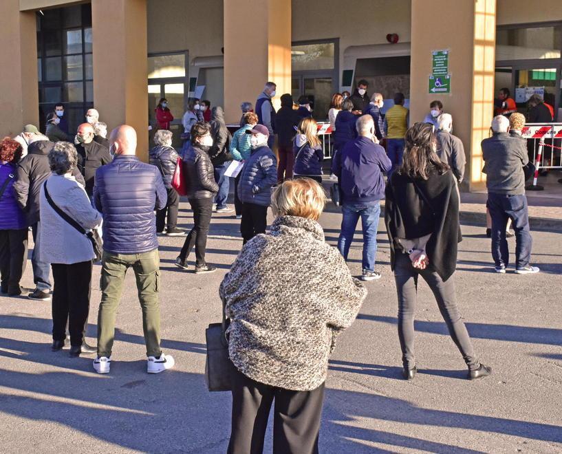 Pioggia e ritardi, a Pistoia disagi tra gli anziani in coda per avere il vaccino 