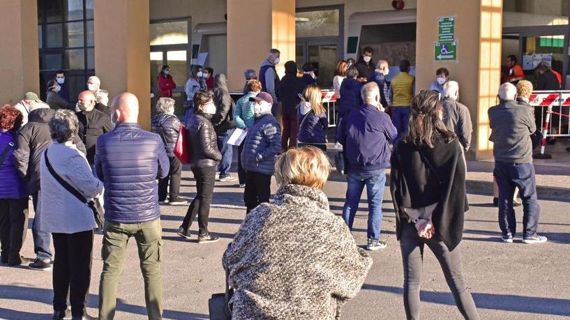Pioggia e ritardi, a Pistoia disagi tra gli anziani in coda per avere il vaccino