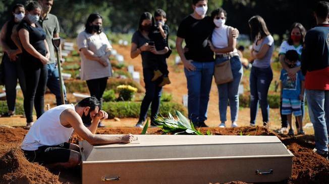 Covid: record di morti in Brasile, 4.195 in 24 ore
