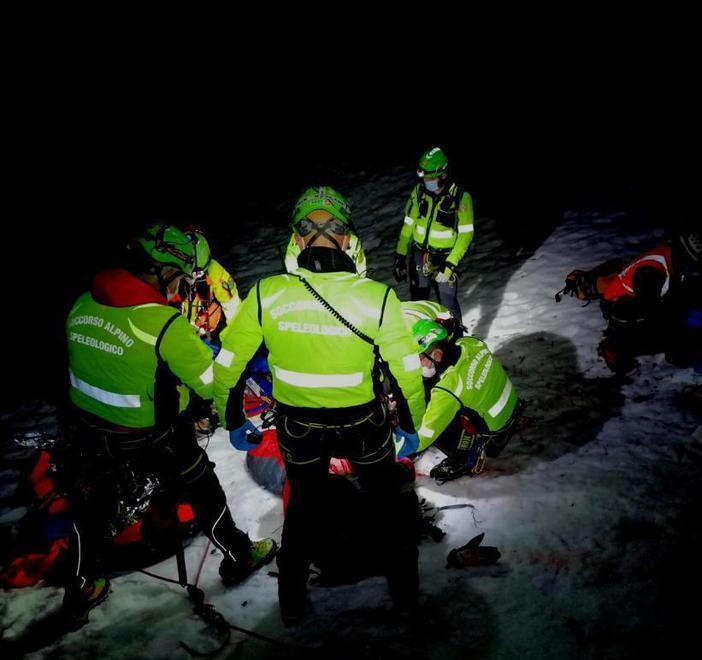 Scivola per 200 metri sul ghiaccio Alpinista salvato nella notte