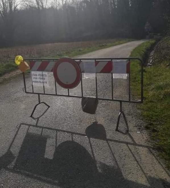 Un cratere al posto della striscia d’asfalto 