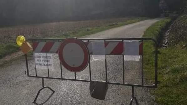 Un cratere al posto della striscia d’asfalto