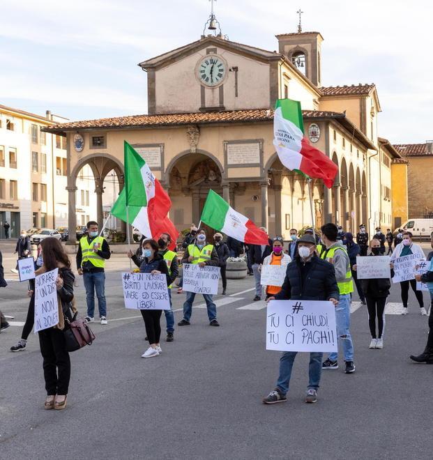 Scende in piazza Giusti la rabbia degli esclusi dal lavoro 