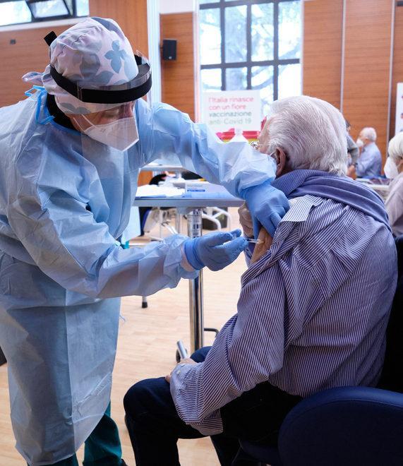 Over 80, il 65 per cento ha già ricevuto almeno una dose