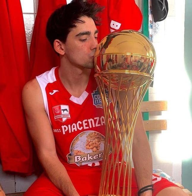 Edo Pedroni si gode il trofeo vinto con la sua Bakery Piacenza 