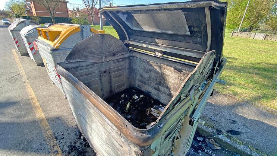Cassonetto incendiato