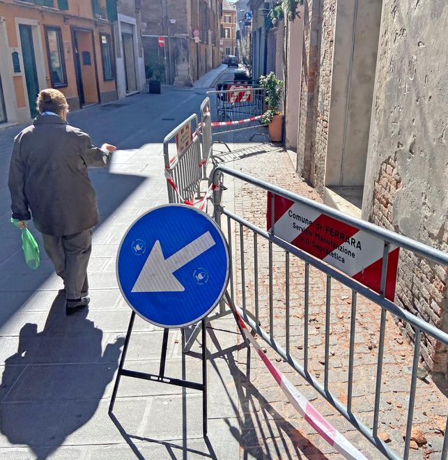 Cadono calcinacci Transenne in strada