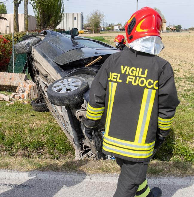 Renazzo, esce di strada e abbatte una cancellata Ferito 48enne del posto