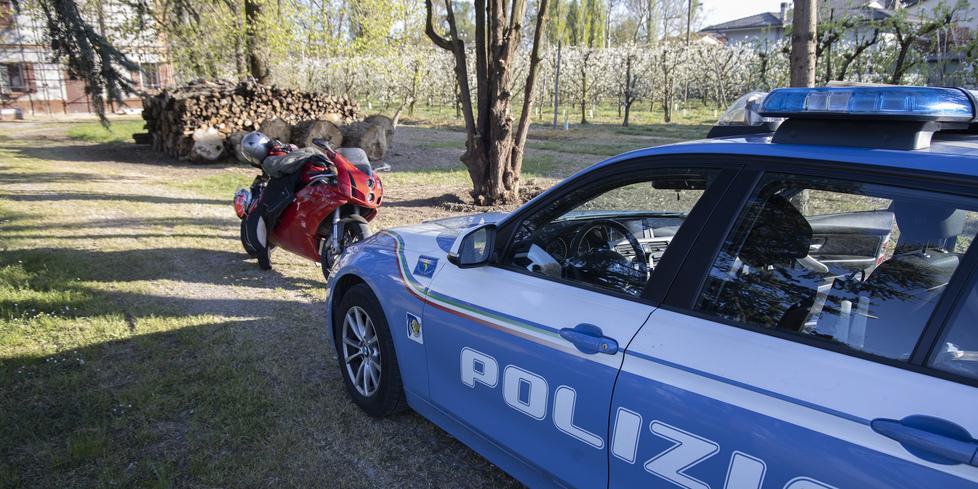 Motociclista cade e si ferisce