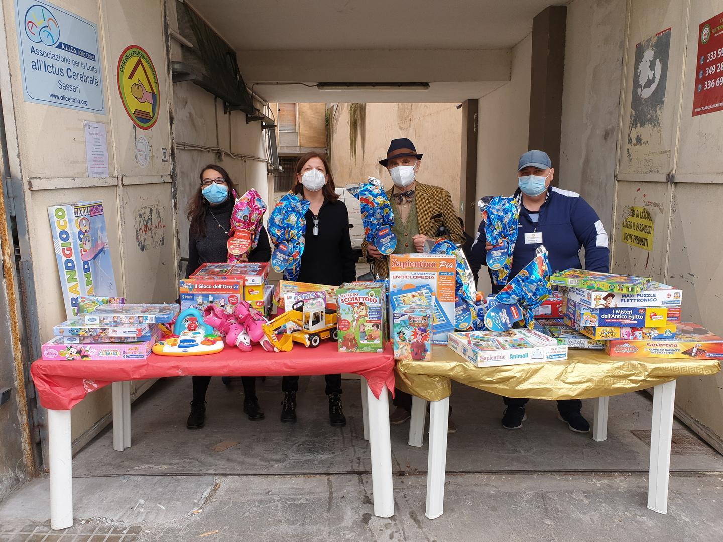 Trecento uova di Pasqua ai bambini 