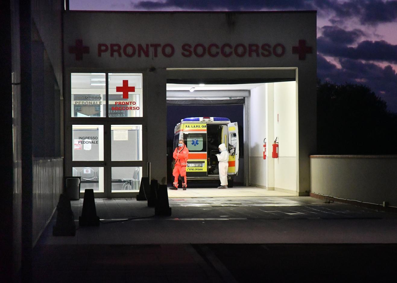 Oristano, dimesso positivo contagia la famiglia 