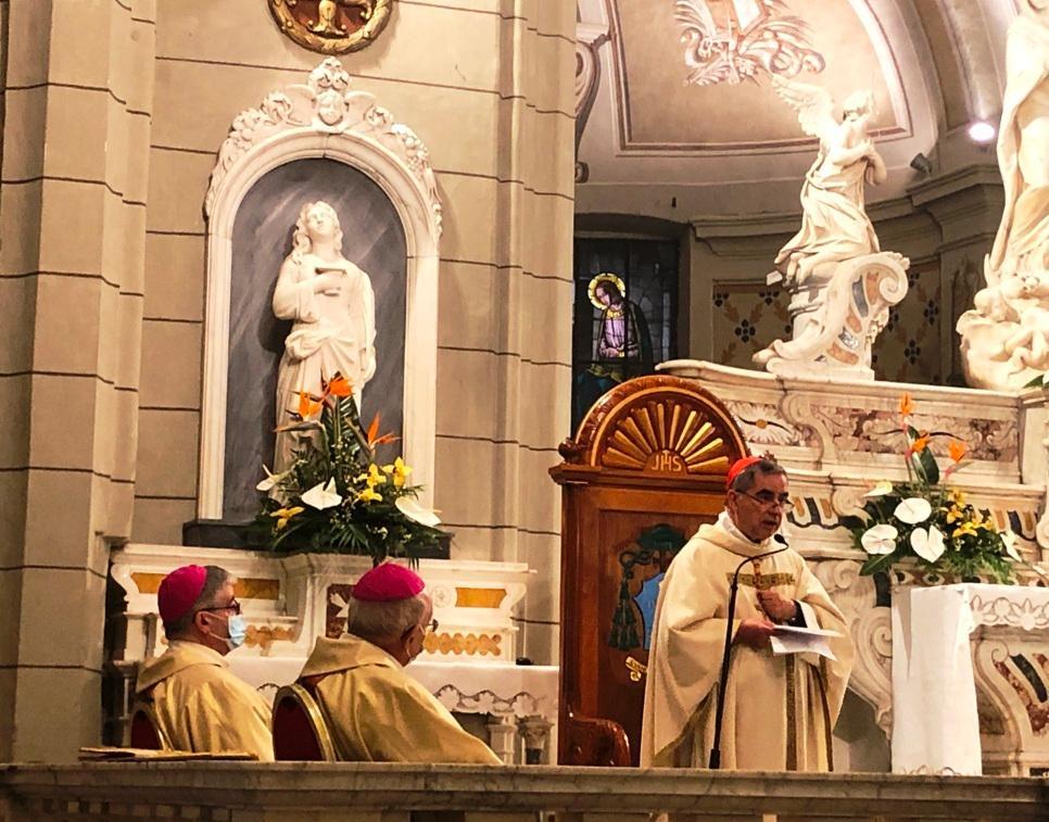 Il cardinale riabbraccia i fedeli 