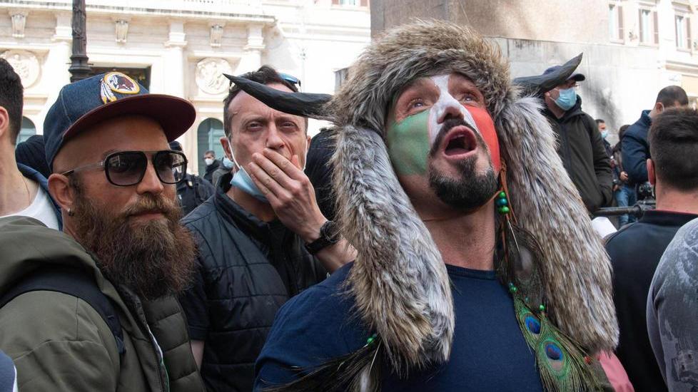 La protesta a Roma dei ristoratori: il modenese Hermes Ferrari fa Jake lo Sciamano