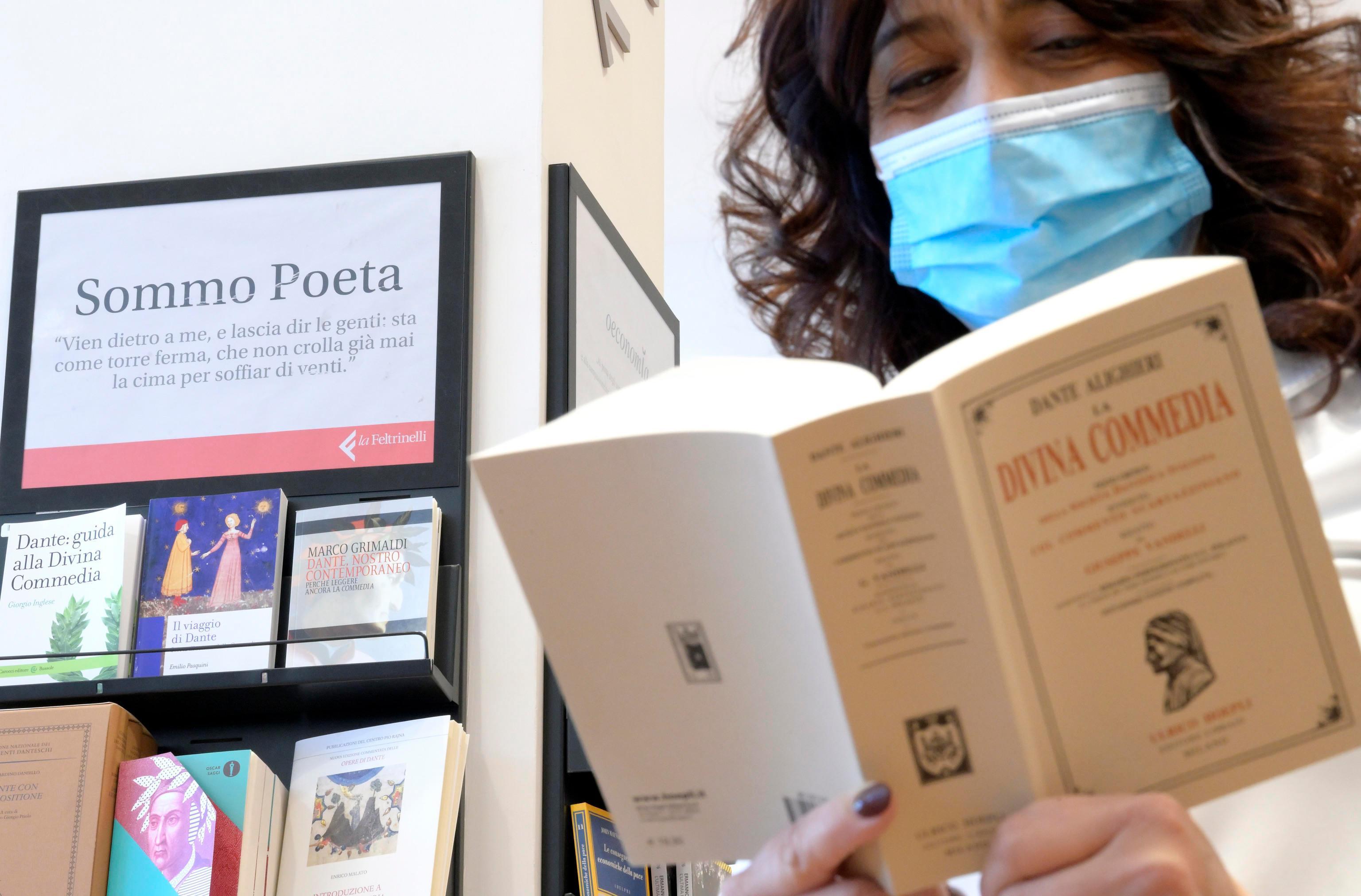 Dante Alighieri, le versioni in limba del suo capolavoro 