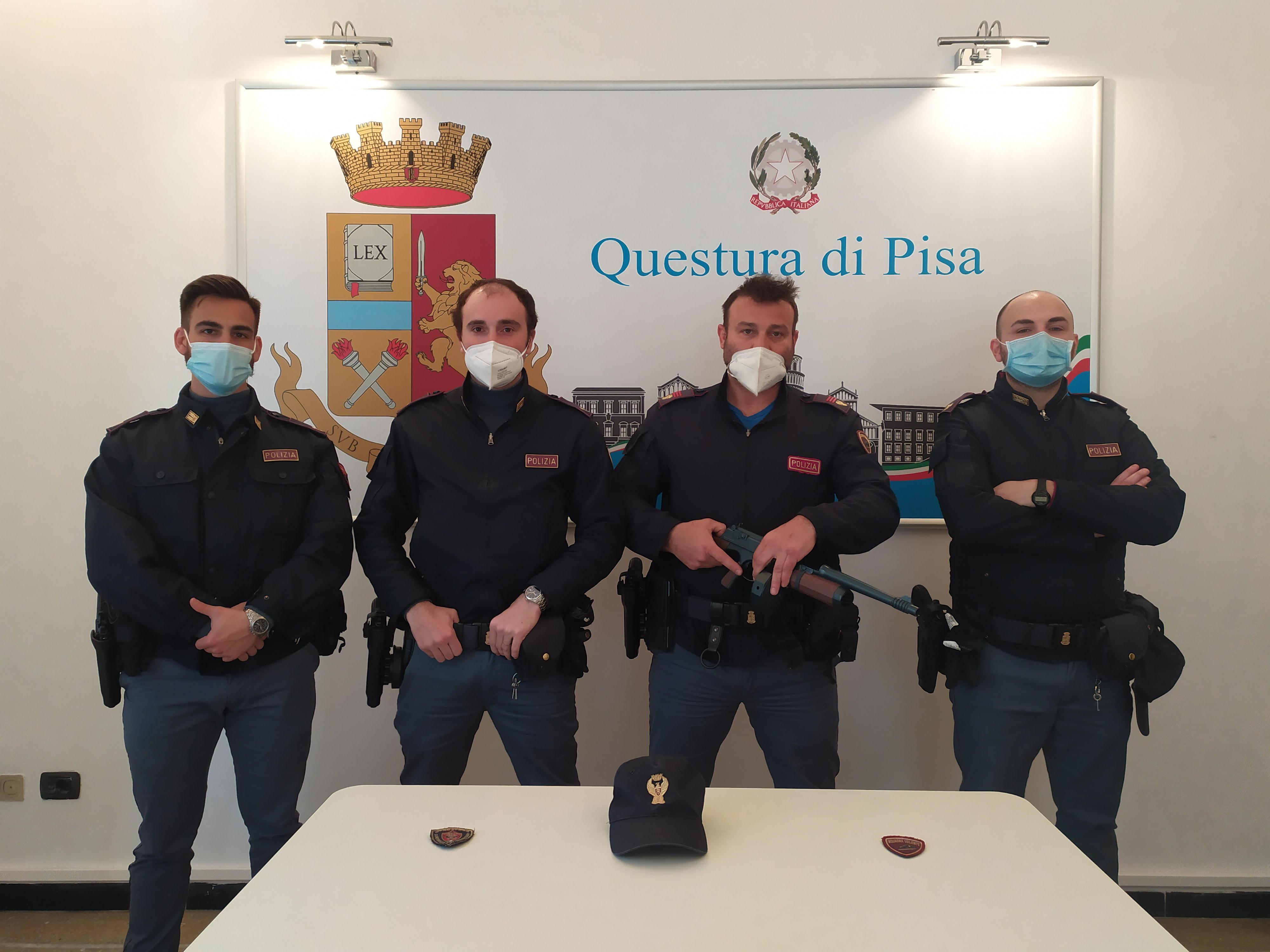 Gli agenti intervenuti per bloccare l'uomo esagitato e il fucile giocattolo