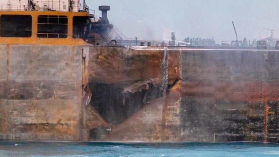 L’enorme squarcio che la collisione con il traghetto Moby Prince ha prodotto sul lato di dritta della petroliera Agip Abruzzo