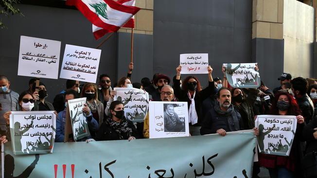 Libano: strade bloccate per lo sciopero dei trasportatori
