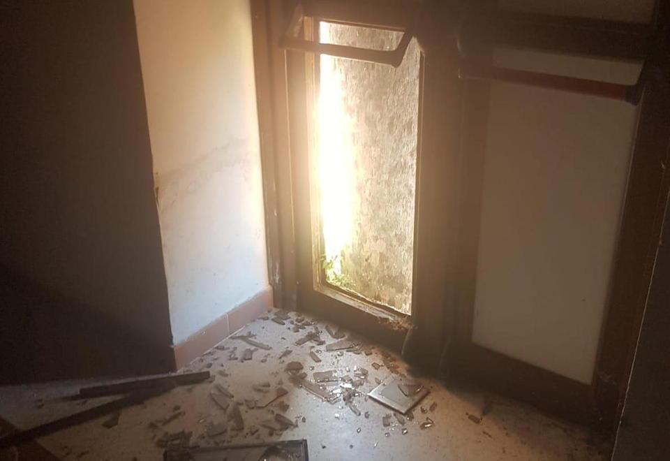 Una delle finestre del casale frantumata dai vandali