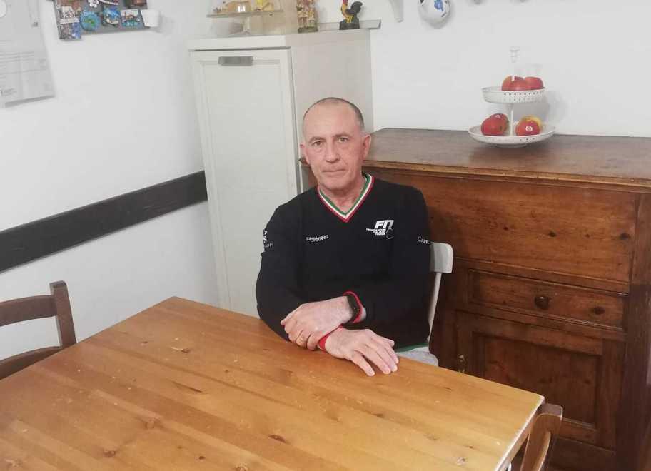 Enrico Rustichelli fotografato nella sua casa di Rosignano Solvay