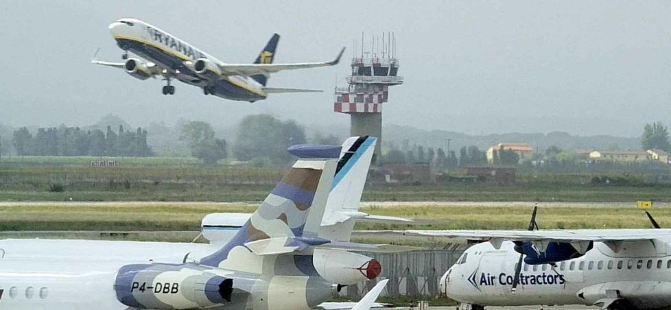 Respinti al check-in del volo Pisa-Londra: una ventina di passeggeri bloccati dalla burocrazia